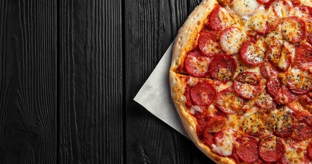 Um forno para pizza pode preparar uma pizza inteira em cerca de 5 minutos